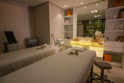Sala de atendimento com maca