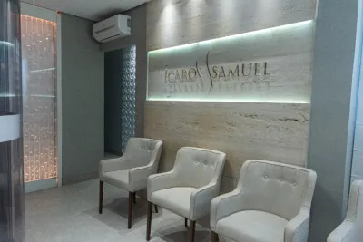 Recepção da clínica do Dr. Ícaro Samuel em Palmas, com a marca na parede
