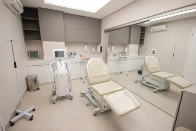 Sala com poltronas e equipamentos