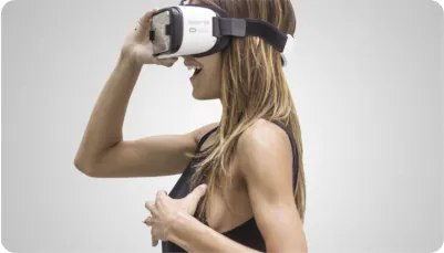 Paciente com os óculos de realidade virtual na simulação